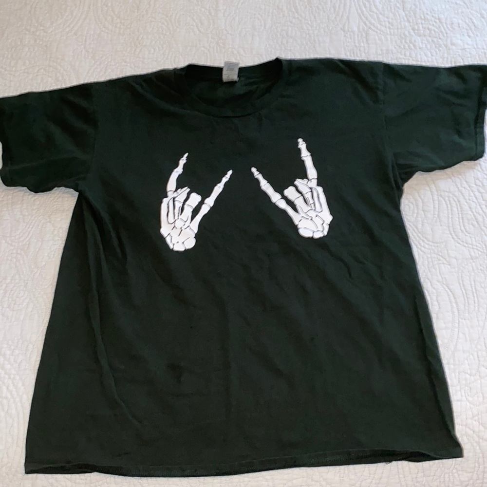 Gildan skull hand tshirt